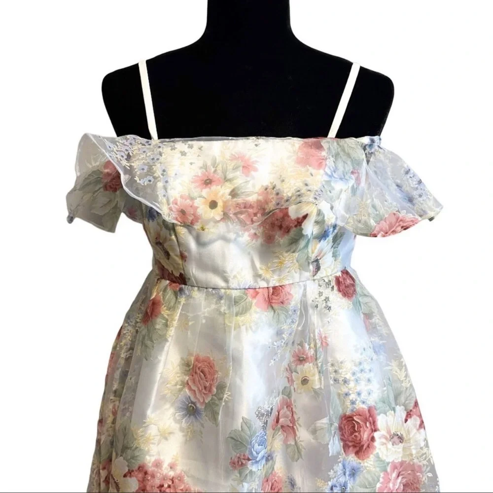 CHI CHI LONDON MATERNITY BARDOT OVERLAY FLORAL WITH FRILL IN CREAM - Picture 6 of 6